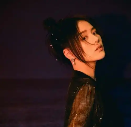 天冷or站不稳马思纯穿流光瀑布裙参加活动,小腿却一直在抖