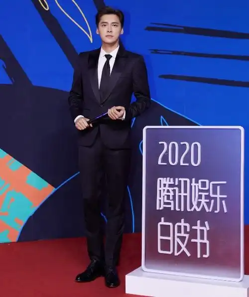 金晨李易峰不打算瞒了两人工作室同时晒照,站姿被当情侣头像