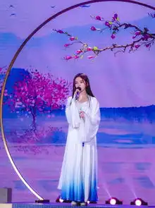 鞠婧祎参加快本,穿绿色百褶裙甜美仙气,少女穿搭学她错不了