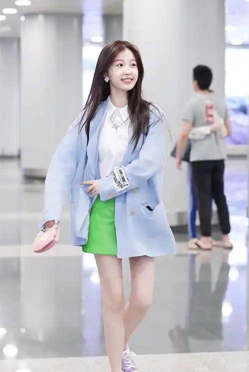 虞书欣真有仙女气质,西服外套搭配绿色短裤大秀美腿,美呆了