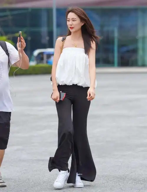 美女穿搭时尚露肩灯笼衣,搭配黑色喇叭裤,魅力十足