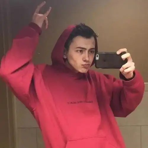 头像朋友圈里冷如鬼,微博上面骚断腿