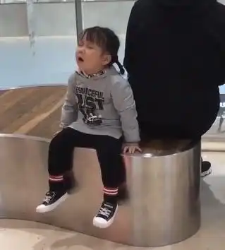 女儿跟妈妈逛街太困,看到宝宝的做法,网友这届妈妈真难带