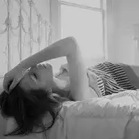 趴在地上女生伤感头像熏烟绕指,寂寞如缕