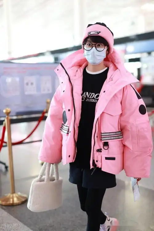 街拍郁可唯粉色羽绒服黑色短裤发带甜美休闲
