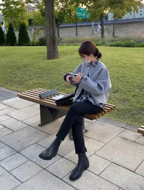 风衣怎么穿,不同的穿搭不同的风格,少女也可以拥有两幅面孔呀