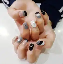 头版美甲做款灰色系美甲,一看你就很高级