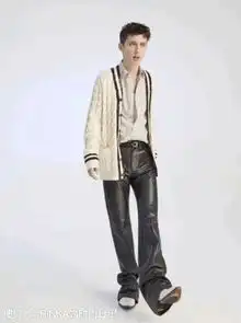 戳爷最新时尚造型曝光,卷发配黑色西装太禁欲,粉丝血槽已空