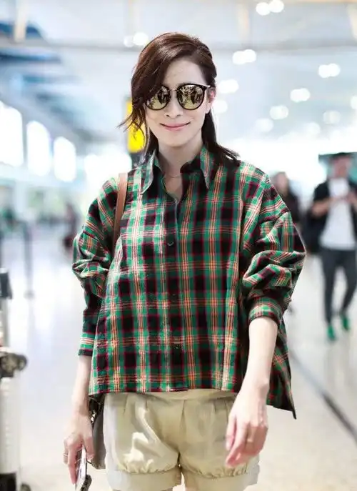 45岁佘诗曼不服老,穿粉色连体裤嫩成少女,包包系腰上当皮带