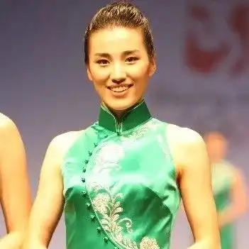 看着冬奥会颁奖袄上的飞雪,您是否想起了2008年北京奥运会上的祥云