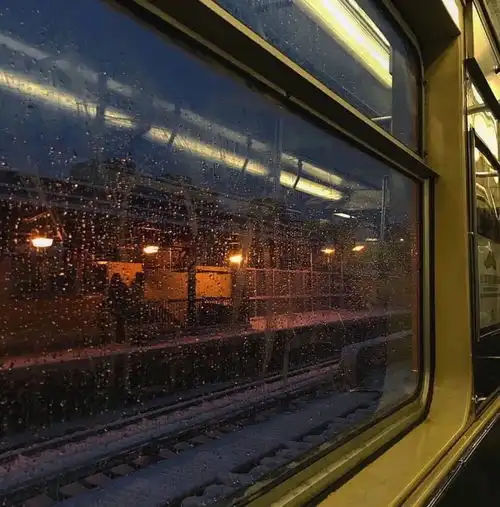 你害不害怕她的身边出现别的男孩子