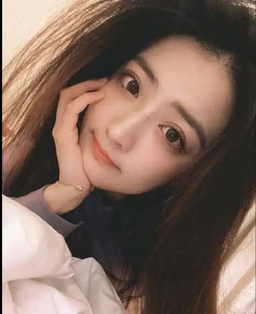 同是90后小花,徐璐胡冰卿一个甜美一个盐系,穿搭风格更是不同