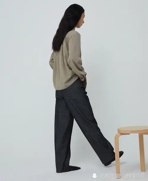 秋季日常通勤搭配,用极简的大地色系穿搭,打造简约高级感