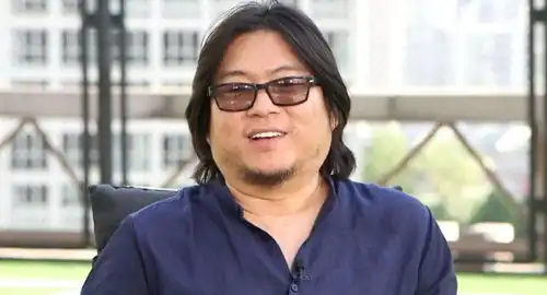 52岁高晓松深夜聚餐,近照胖不少,打扮低调未戴眼镜气质不同以往