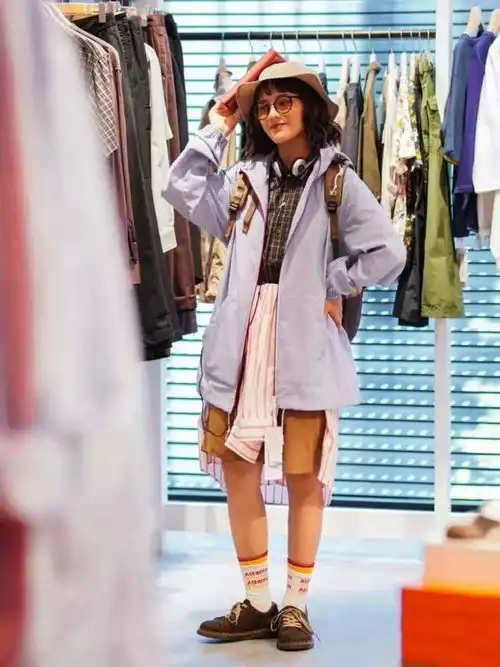 小个子女生日杂风穿搭窍门,选对衬衫才能显气质又独特