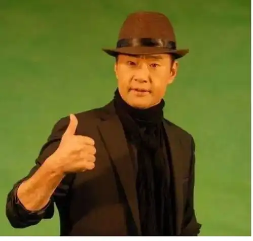 他比李连杰更能打,出道36年0绯闻,身家过亿却娶了一位丑妻