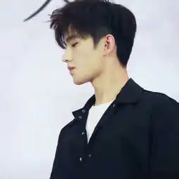 一直以为易烊千玺的侧颜杀很有轮廓感,原来杨洋侧颜更逆天