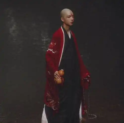 谁有抖音红衣和尚站在水里喝酒的高清图片,我想做壁纸