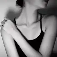 黑系女生头像真人不露脸的黑色系女生头像