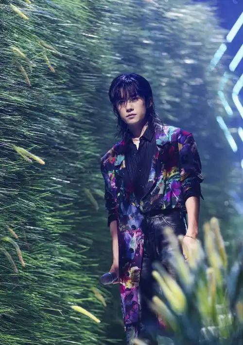 易烊千玺聊天视频曝光,长发遮眼十分随性,北京腔引发关注