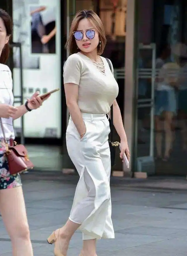 打底裤展示姑娘的优雅,设计简约显非常华丽,美若天仙