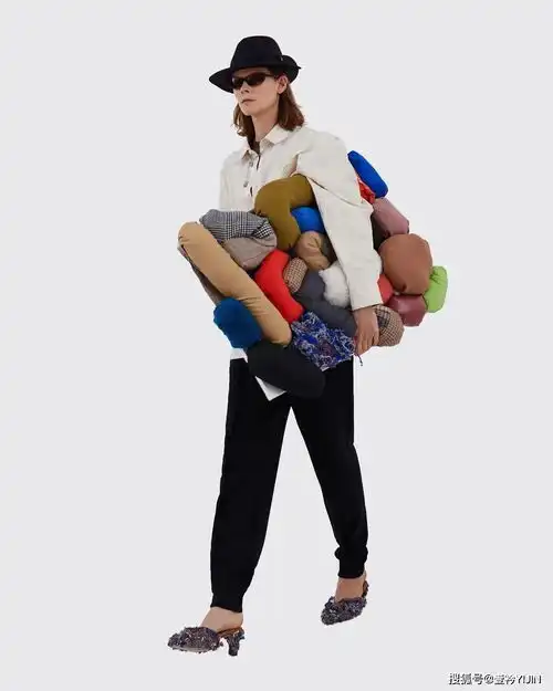 adererrorxzara年底最值得冲的联名系列谁能不爱这克莱因蓝