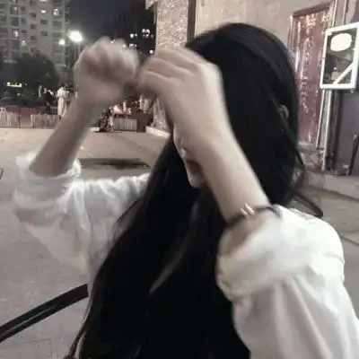 00后可爱小女生侧身图片