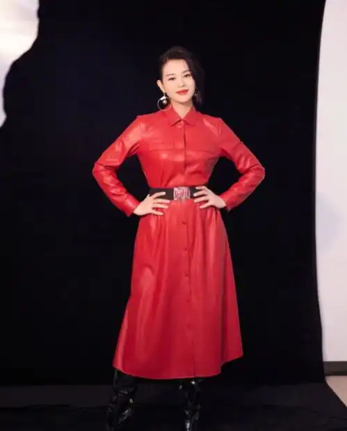 胡杏儿官宣三胎后,穿红皮裙系黑腰带,身材完美看不出