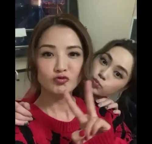 阿sa与阿娇同框自拍,嘟嘴卖萌少女十足,状态超好再破怀孕传闻