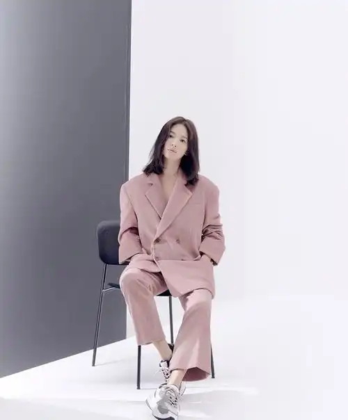 38岁宋慧乔皮肤也嫩了,穿印花裙优雅又高级,baby肌让人羡慕