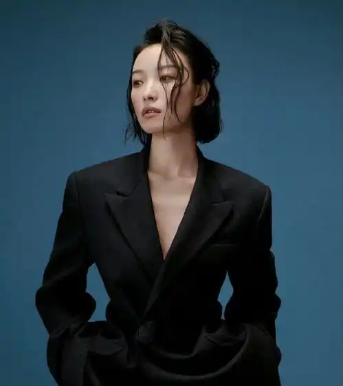 倪妮的高级感与生俱来,穿短款棉服保暖舒适,配红色毛衣真抢眼