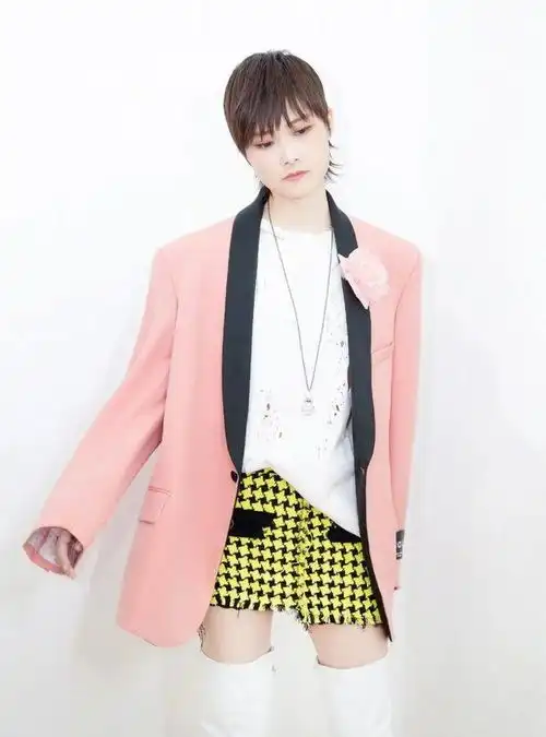 开春不知怎么穿最高级的粉色系搭配法则,这么穿很适合春天