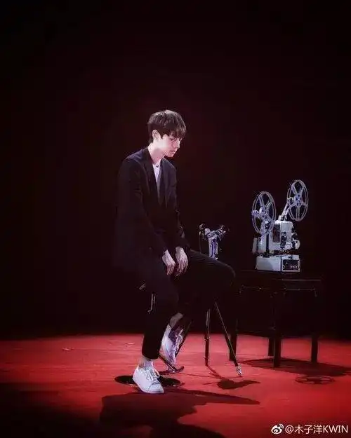 蔡徐坤成青年代表粉丝夸他是清高贵公子,oner在新闻联播出镜