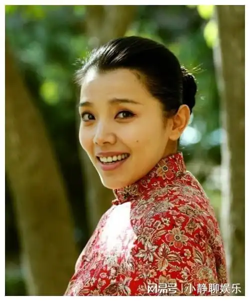 凭借甄嬛传走红,丈夫离世6年仍戴婚戒怀念,独自带娃生活
