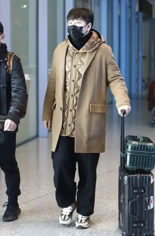 33岁翟天临胖成球了腰腹浑圆穿衣显臃肿,一个破旧行李箱用三年