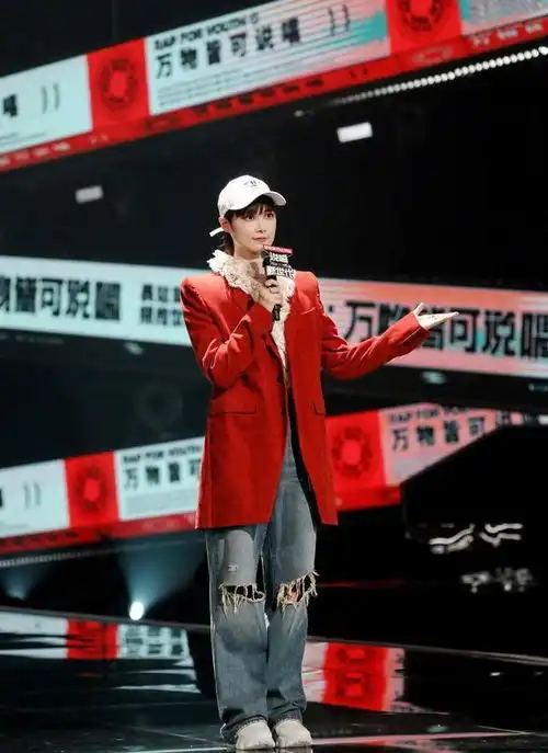 李宇春穿裤装才算找对风格,虽然少了点女人味,气质却很高级