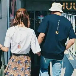 情侣头像黑色系背影红毯