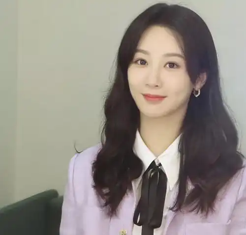 杨紫泰国随拍刚杀青就去旅游,夜景天桥美照氛围感满满