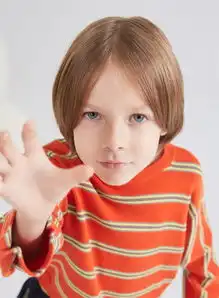 男孩的粉系色彩外套,叠搭加分