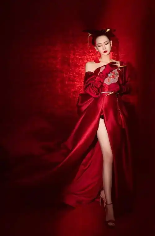 戚薇秀时尚写真,暗黑系穿搭御姐风十足,这颜值身材太给力了