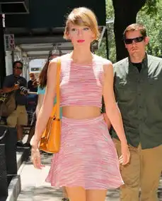 大神,你有taylorswift这一粉色系列的街拍图片吗,越大越好