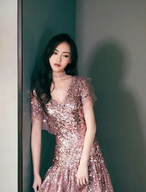 又被唐嫣美到了,穿蓝色镂空连衣裙仙气飘飘,35岁少女感依旧惊艳