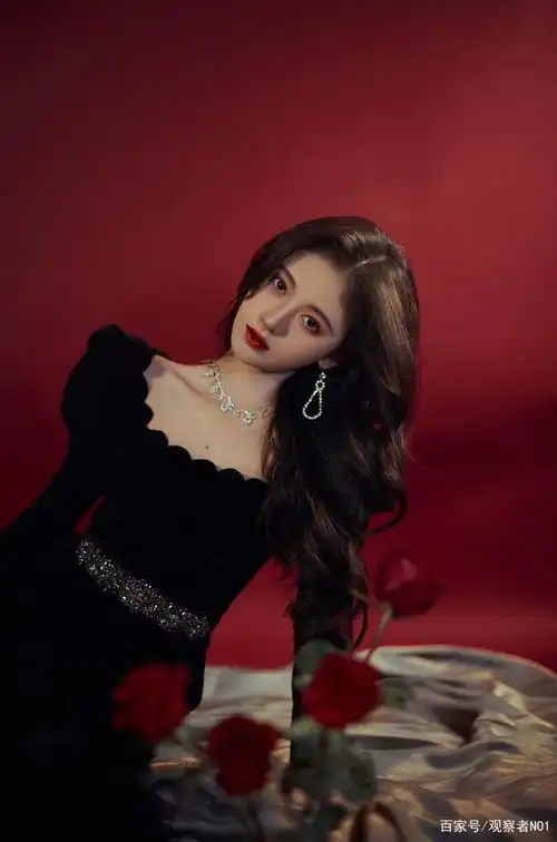 鞠婧祎不愧是四千年美女,这身黑色礼服太有气质了