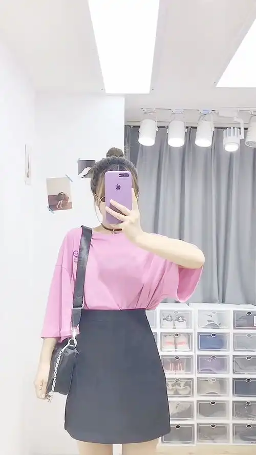 粉色宽松短袖搭配黑色裙子,充满魅力