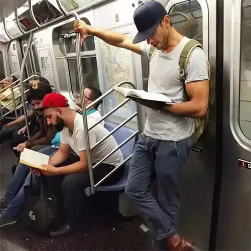 高颜值的人都在看书,你却一直在刷朋友圈