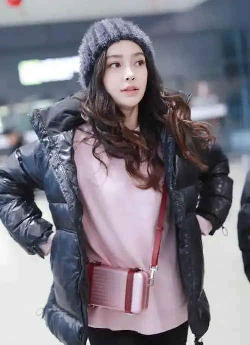 angelababy现身机场,穿粉色毛衣配黑色羽绒服,像小海绵姐姐