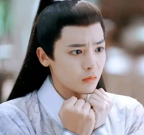 他15岁就因太帅破格录取成韩国练习生,如今成首个漫改剧大男主