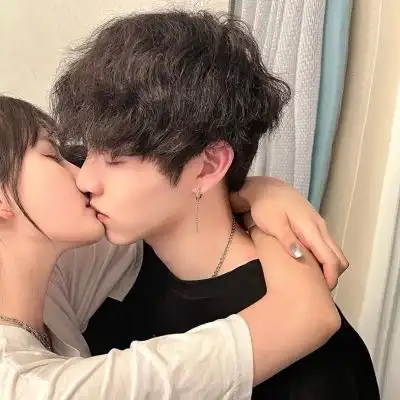 qq情侣头像双人系亲吻