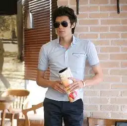 男生灰色短裤配蓝色的t恤好看吗