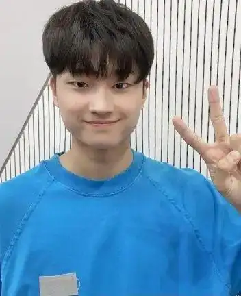 韩国丑系男爱豆因整容太成功而出圈网友感叹前后简直大变活人